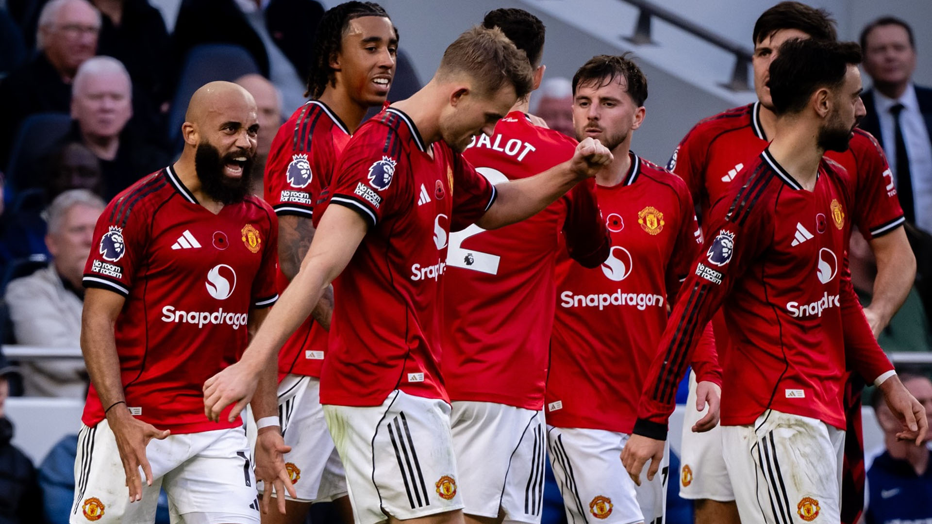 প্রথমবারে মতো ম্যানচেস্টার ইউনাইটেডের ঋণ ছাড়ালো এক...